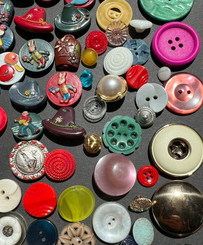 100 All Different Exciting Vintage Buttons Novelty, Glass, Metal, Lucite..