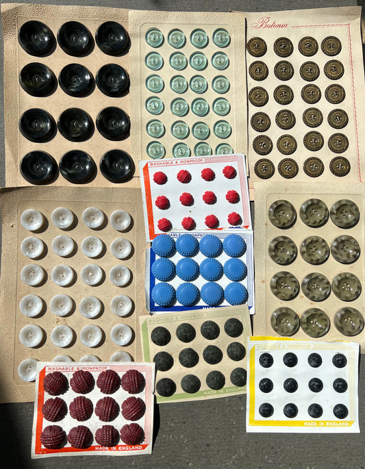 10 Sheets of Vintage Metal, Lucite and Bakelite Buttons (0)