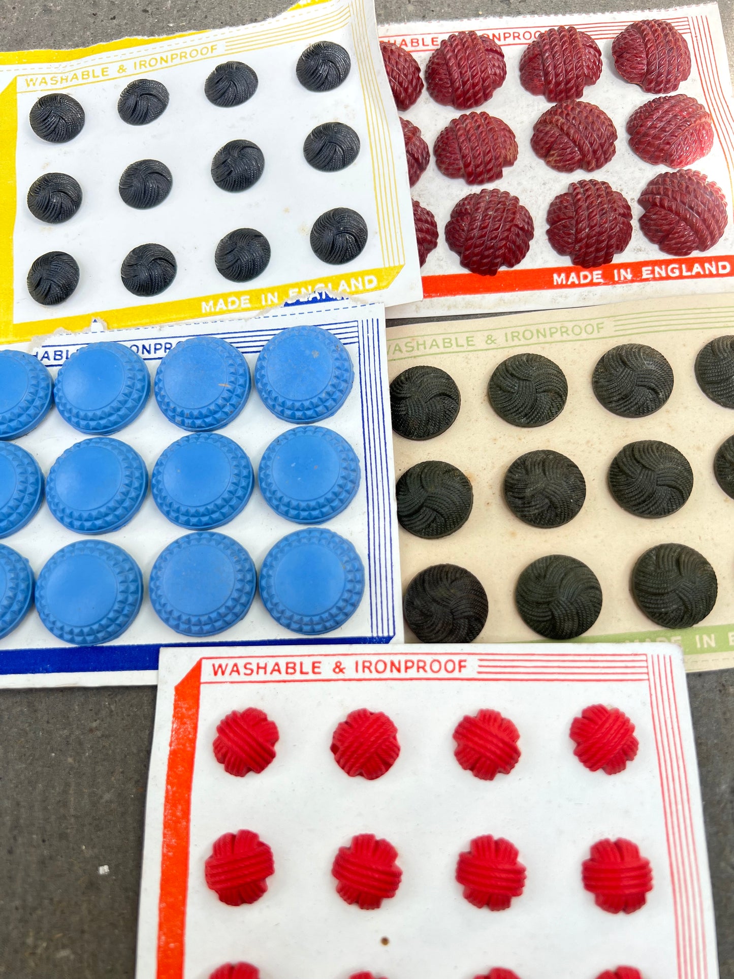 10 Sheets of Vintage Metal, Lucite and Bakelite Buttons (0)