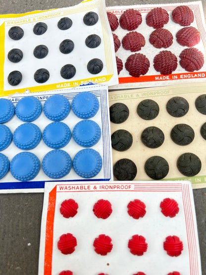 10 Sheets of Vintage Metal, Lucite and Bakelite Buttons (0)