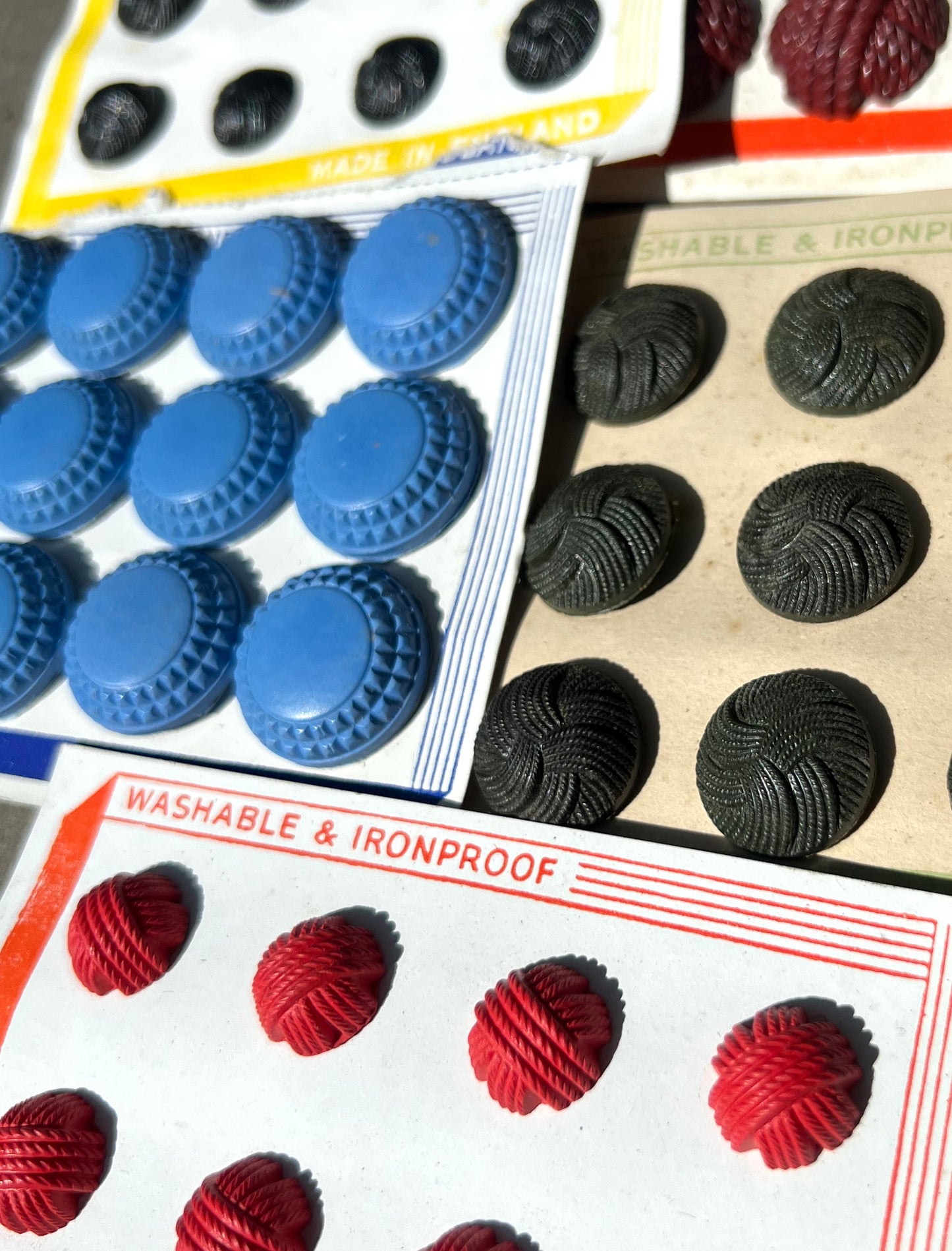 10 Sheets of Vintage Metal, Lucite and Bakelite Buttons (0)