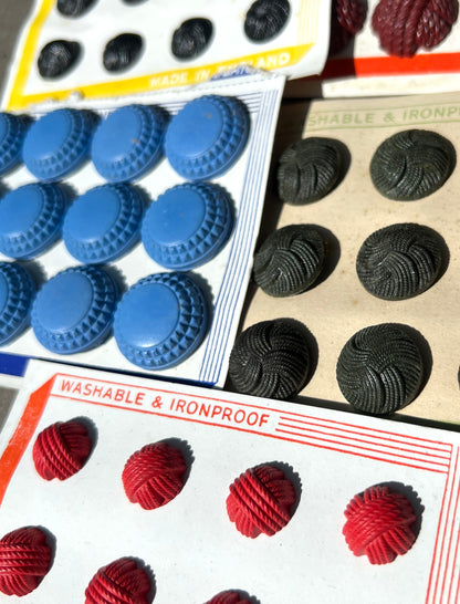 10 Sheets of Vintage Metal, Lucite and Bakelite Buttons (0)