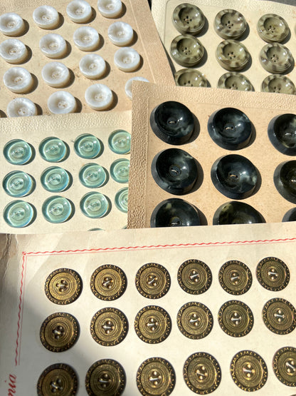 10 Sheets of Vintage Metal, Lucite and Bakelite Buttons (0)