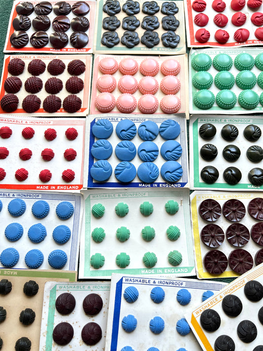 16 Sheets of Vintage Bakelite and Catalin Buttons (T)