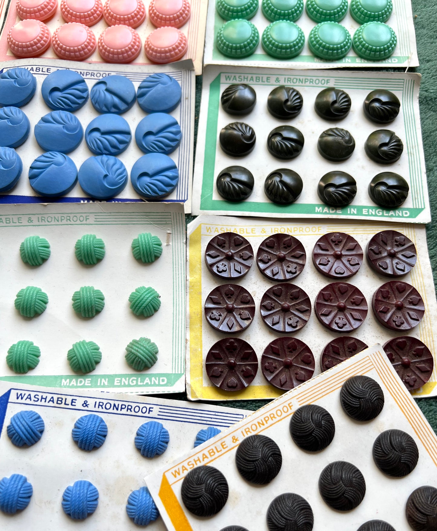 16 Sheets of Vintage Bakelite and Catalin Buttons (T)