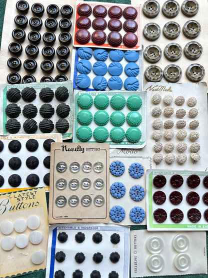 14 Sheets of Multicoloured Vintage Glass, Mirrored, Bakelite and Lucite Buttons (W)