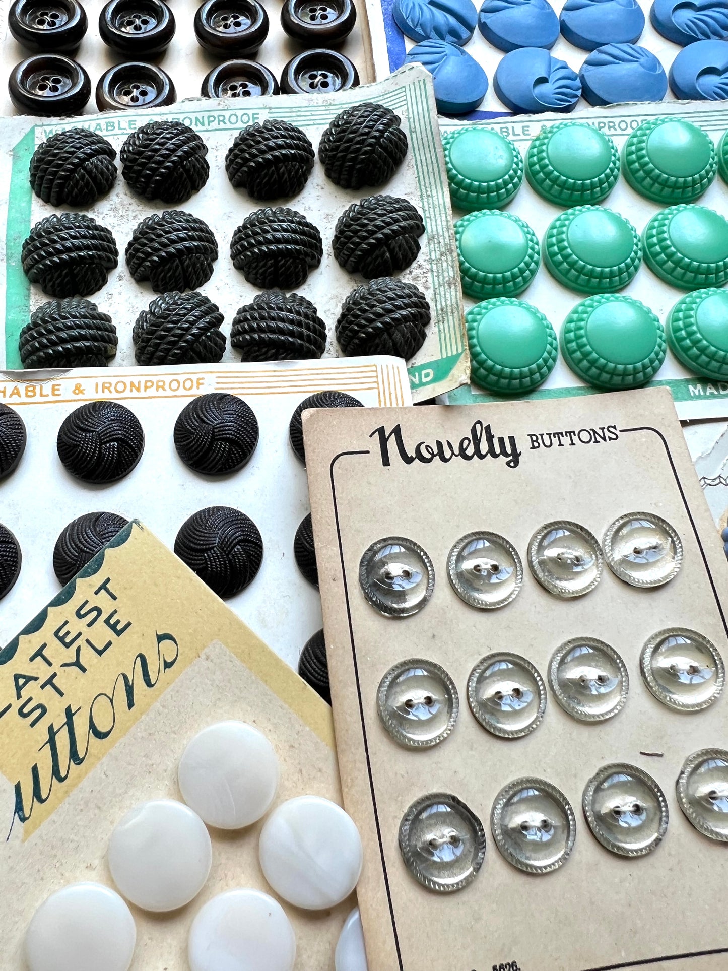 14 Sheets of Multicoloured Vintage Glass, Mirrored, Bakelite and Lucite Buttons (W)