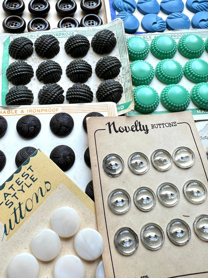 14 Sheets of Multicoloured Vintage Glass, Mirrored, Bakelite and Lucite Buttons (W)