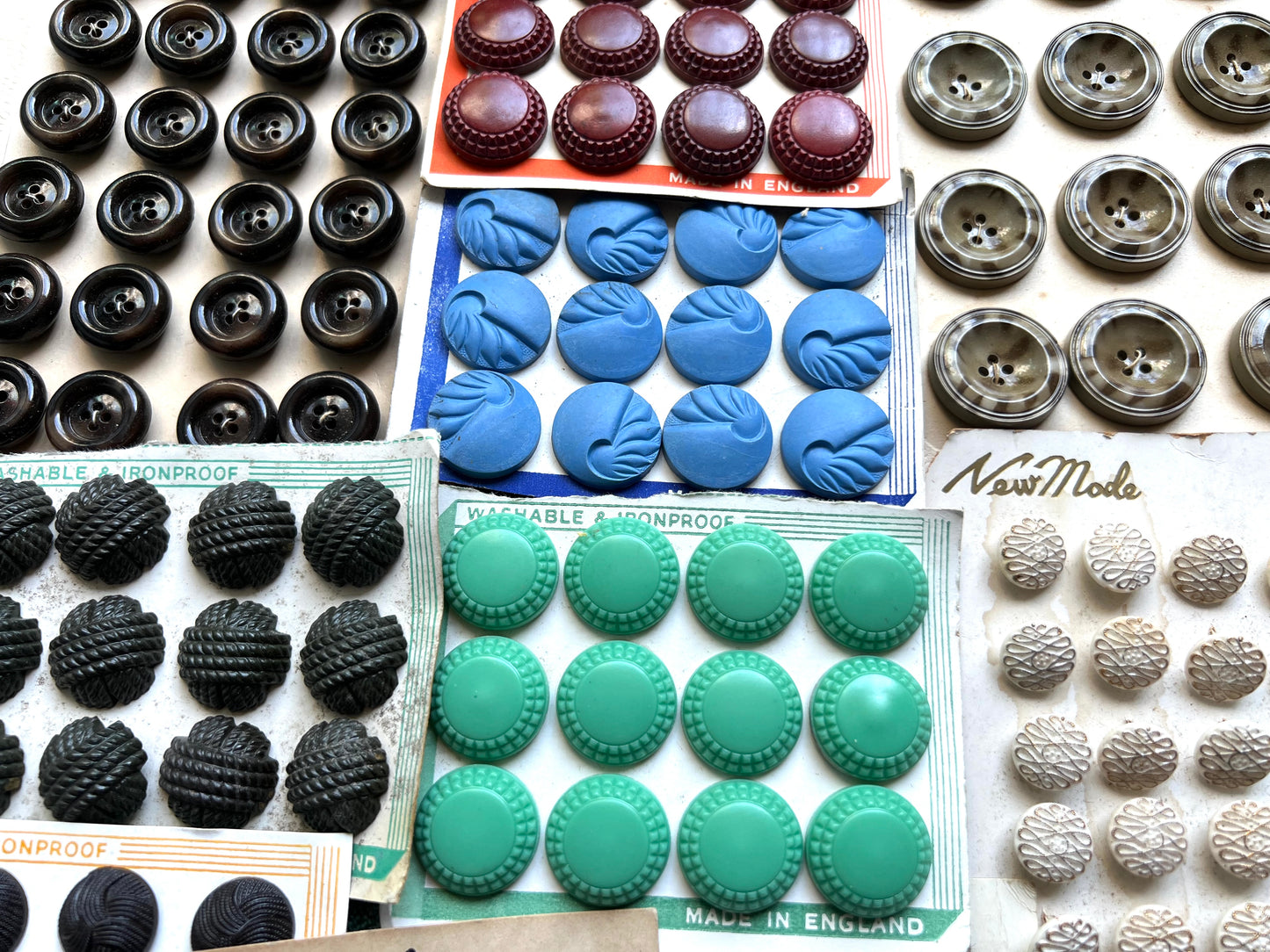 14 Sheets of Multicoloured Vintage Glass, Mirrored, Bakelite and Lucite Buttons (W)