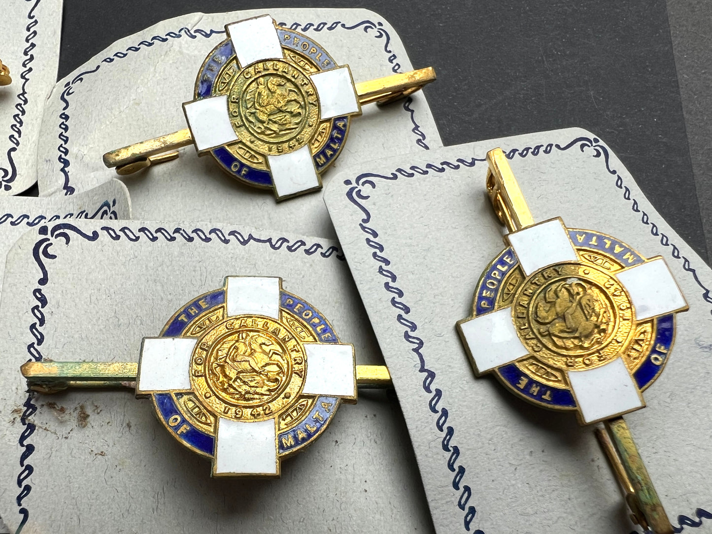 10 x Tarnished 1942 THE PEOPLE OF MALTA "FOR GALLANTRY" GEORGE CROSS Enamel Brooches