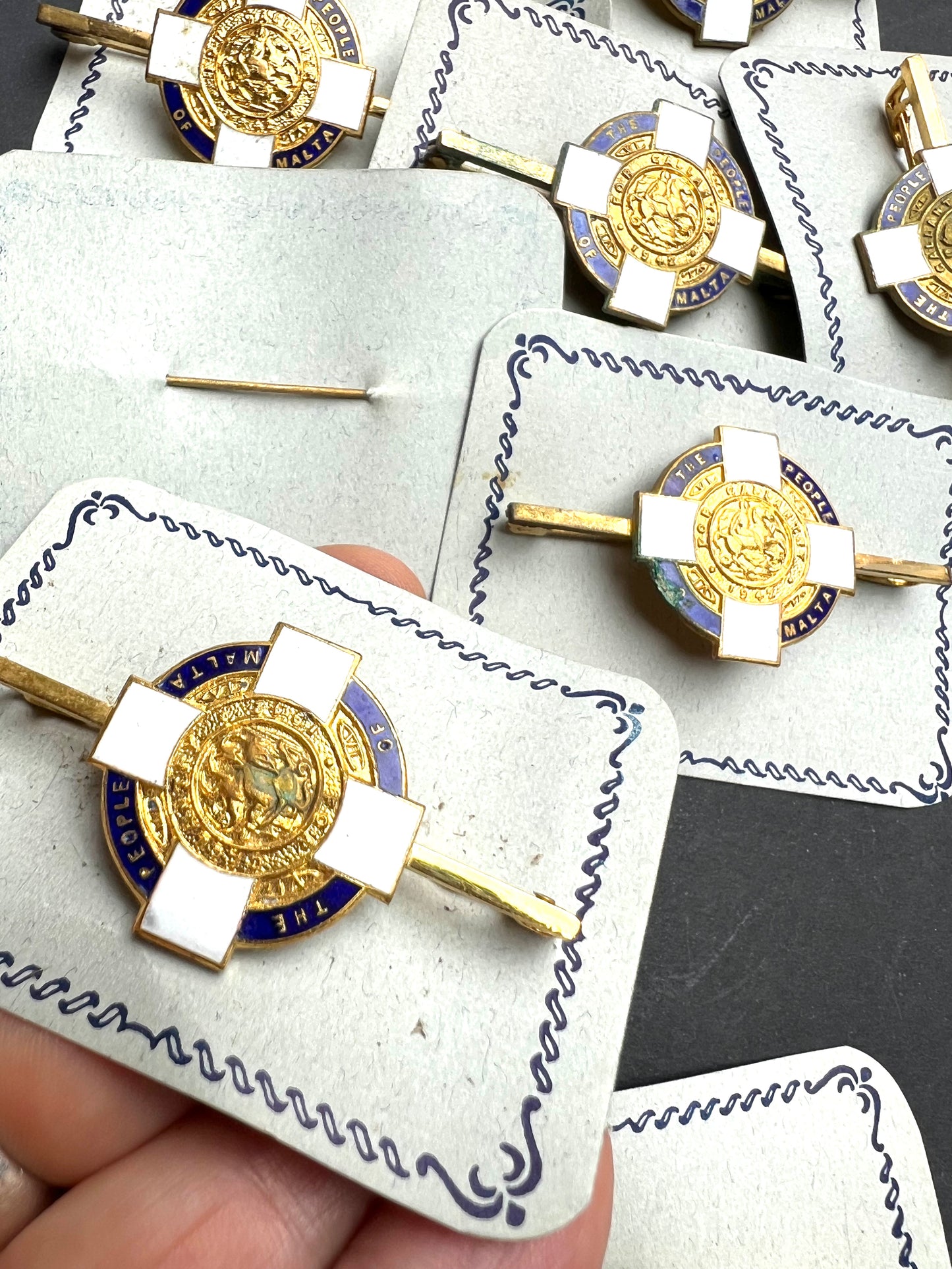 10 x Tarnished 1942 THE PEOPLE OF MALTA "FOR GALLANTRY" GEORGE CROSS Enamel Brooches
