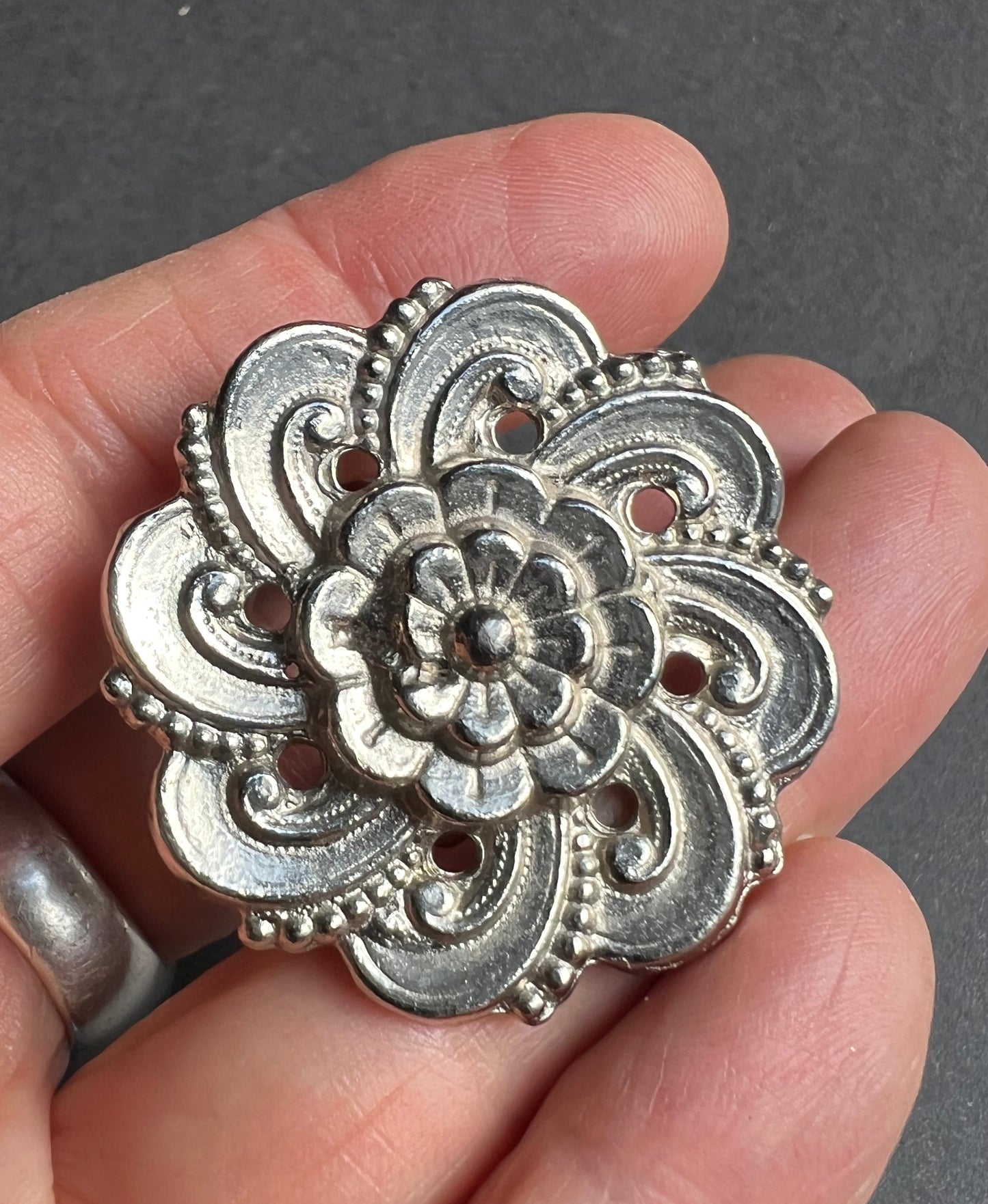 Pleasing Silver Tone Vintage Scarf Clip