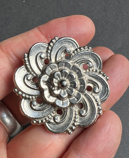Pleasing Silver Tone Vintage Scarf Clip