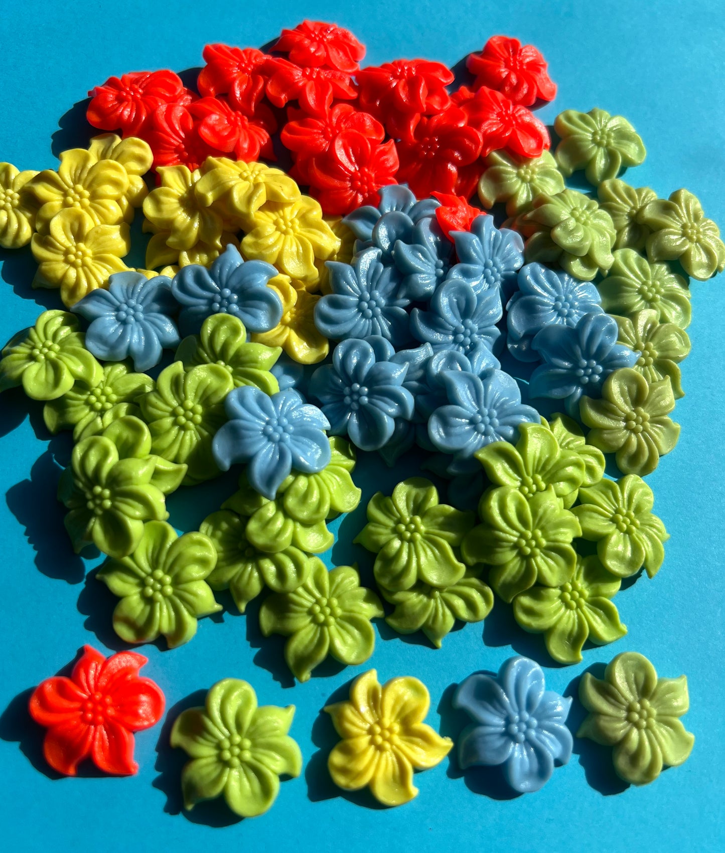 20 Charming Vintage Flower Cabochons - 2.3cm wide Choice of Colours