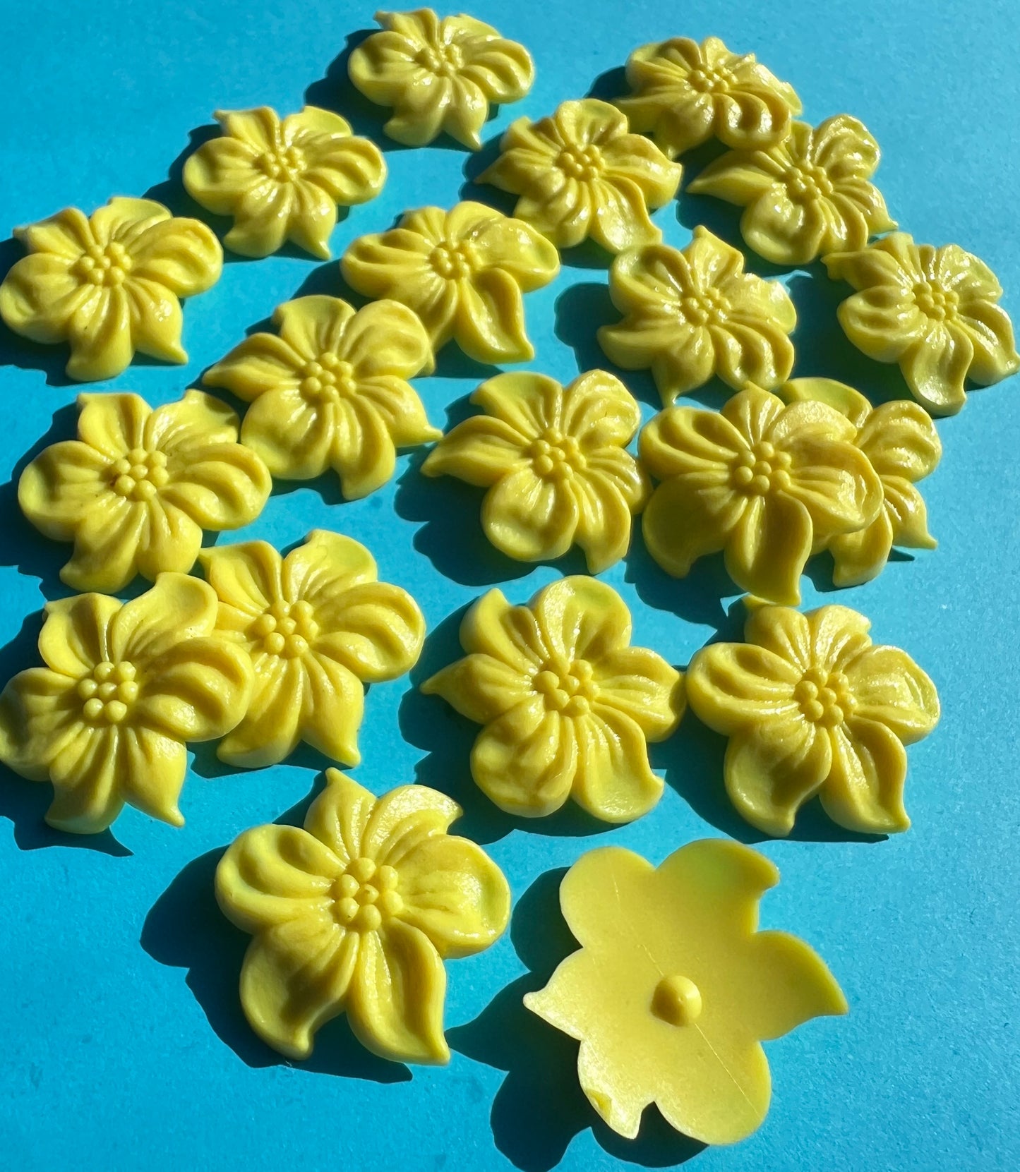 20 Charming Vintage Flower Cabochons - 2.3cm wide Choice of Colours