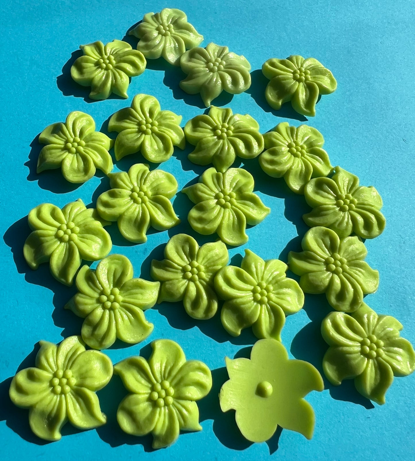 20 Charming Vintage Flower Cabochons - 2.3cm wide Choice of Colours