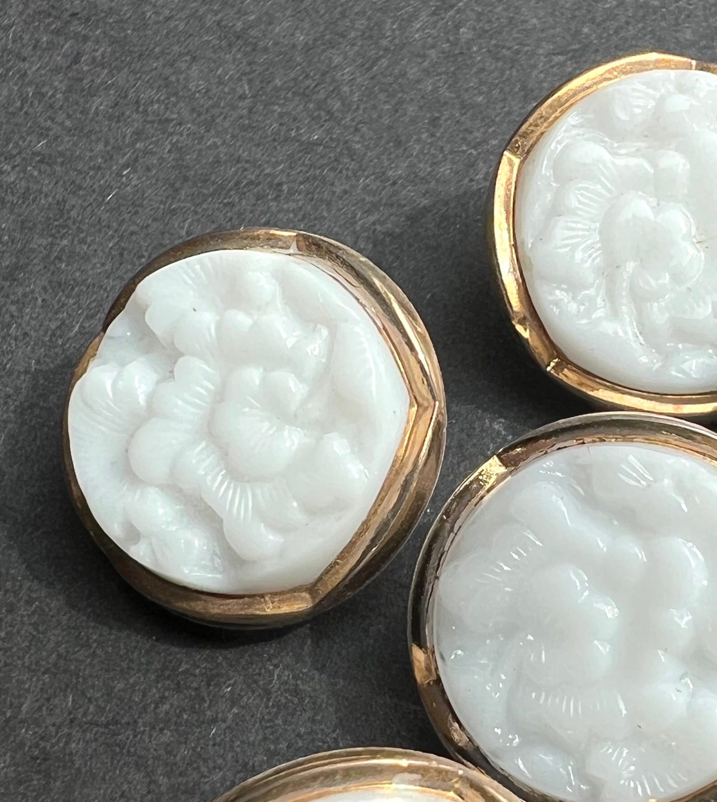 6 Gorgeous 1930s White + Gold Deco 1.8cm Glass Flower Buttons