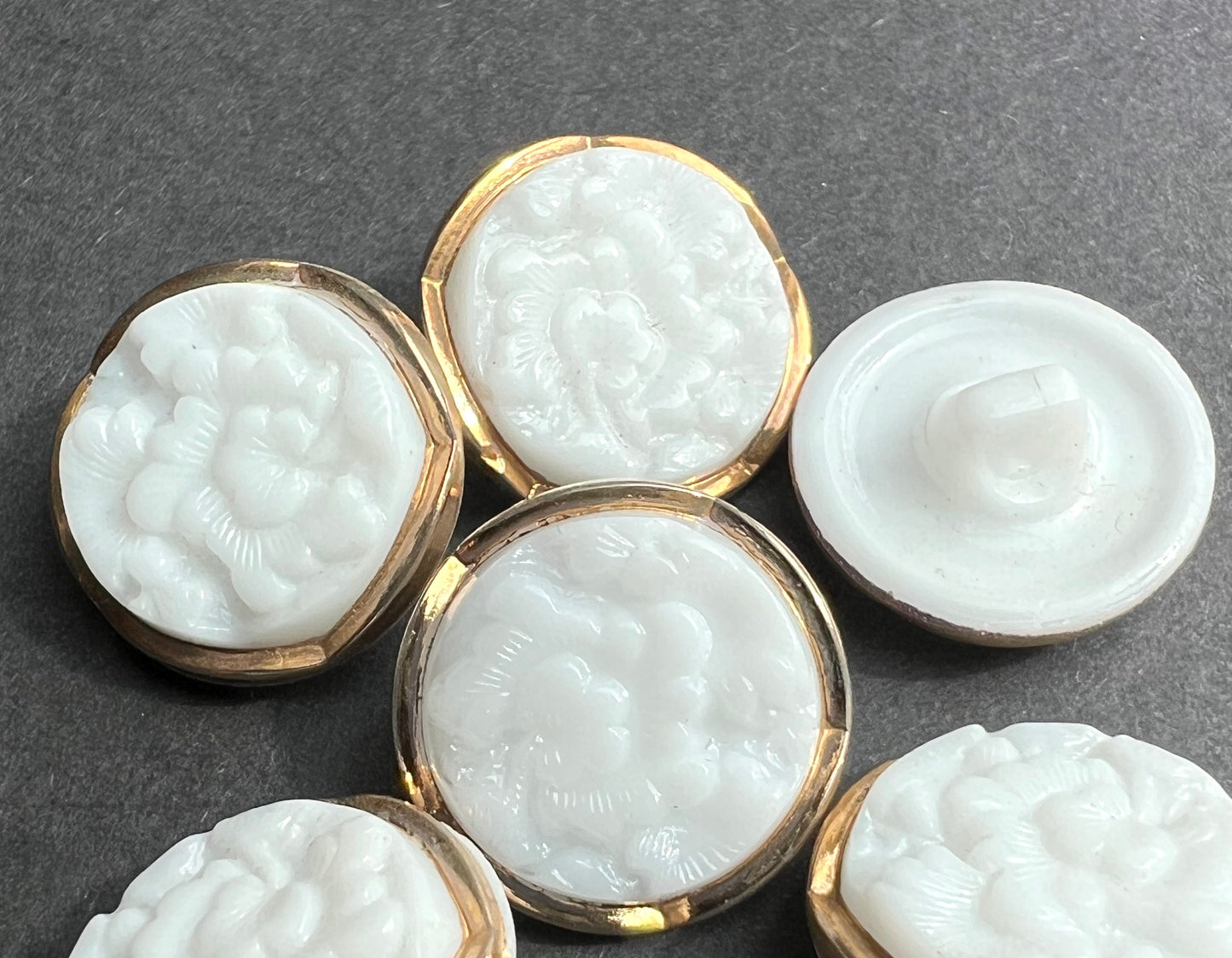 6 Gorgeous 1930s White + Gold Deco 1.8cm Glass Flower Buttons