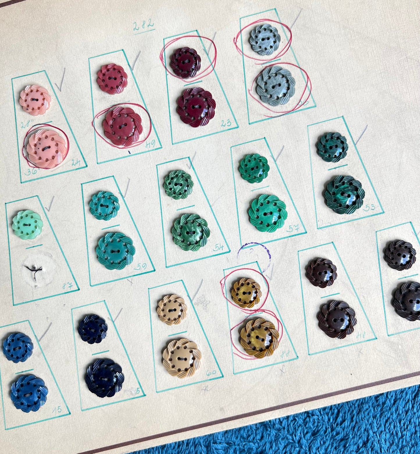 Vintage Sample Display Card of 29 Appealing Pie Crust Lucite Buttons