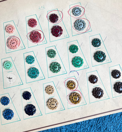 Vintage Sample Display Card of 29 Appealing Pie Crust Lucite Buttons