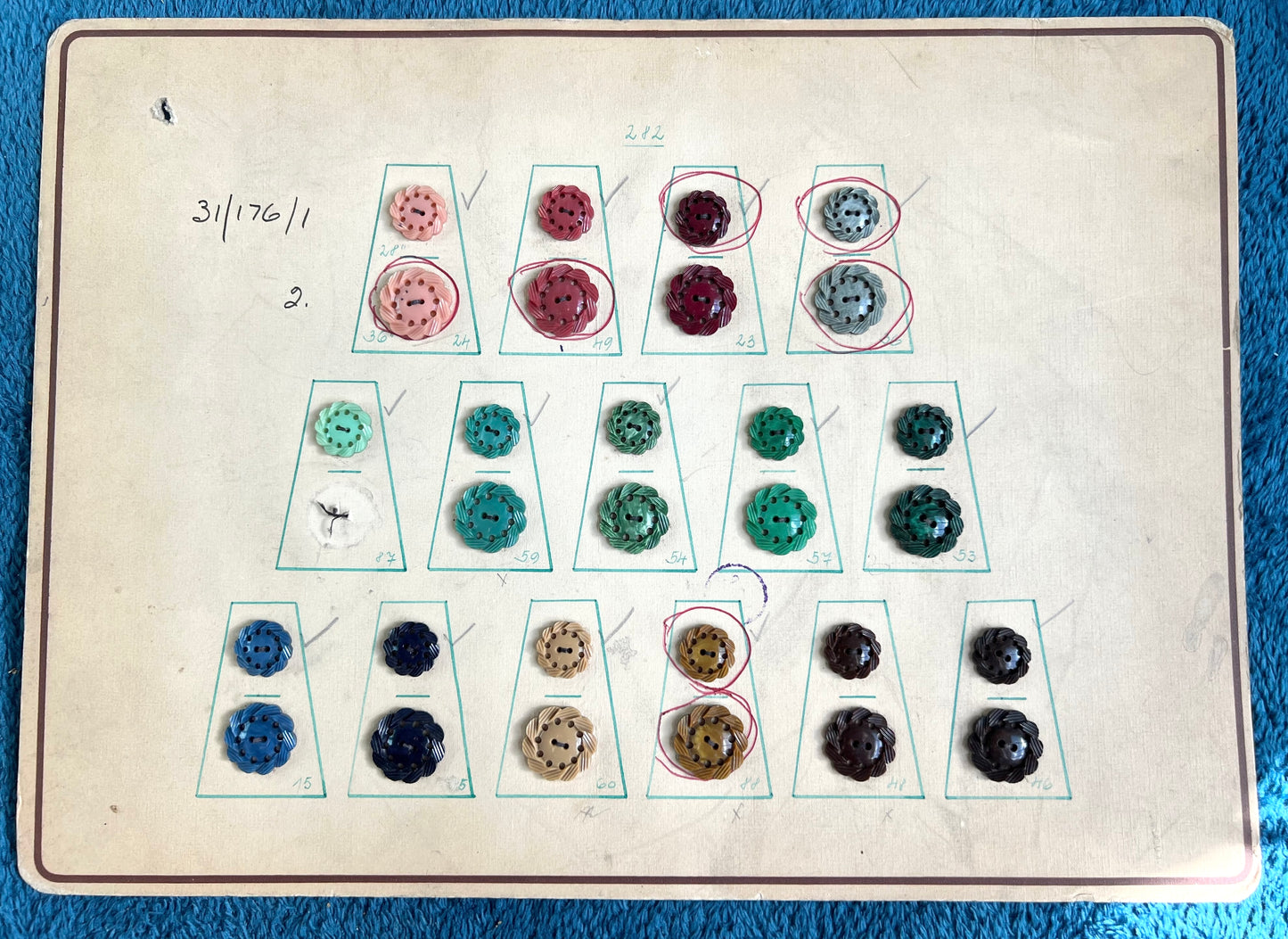 Vintage Sample Display Card of 29 Appealing Pie Crust Lucite Buttons