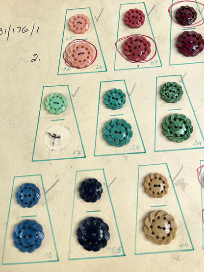 Vintage Sample Display Card of 29 Appealing Pie Crust Lucite Buttons