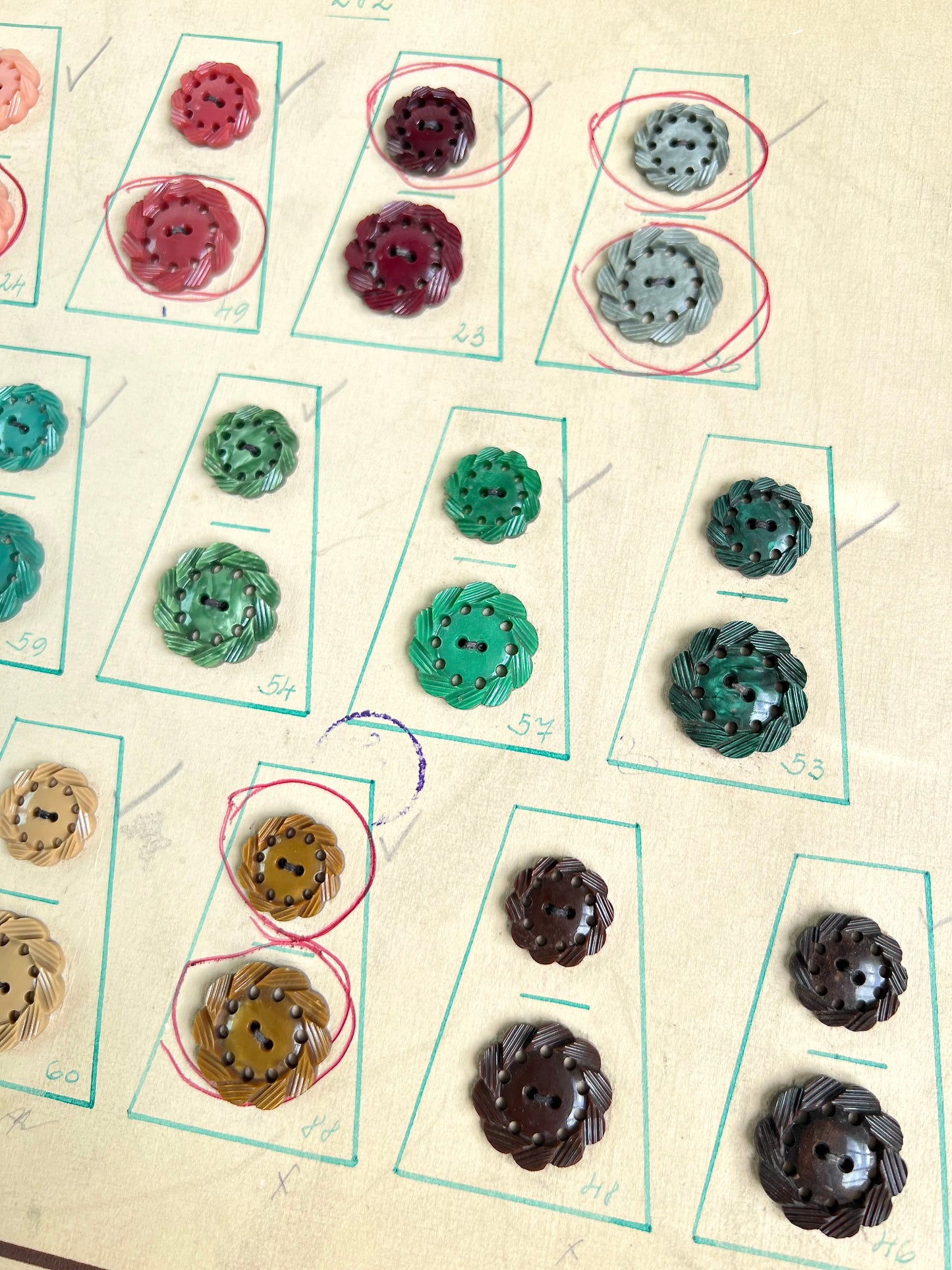 Vintage Sample Display Card of 29 Appealing Pie Crust Lucite Buttons