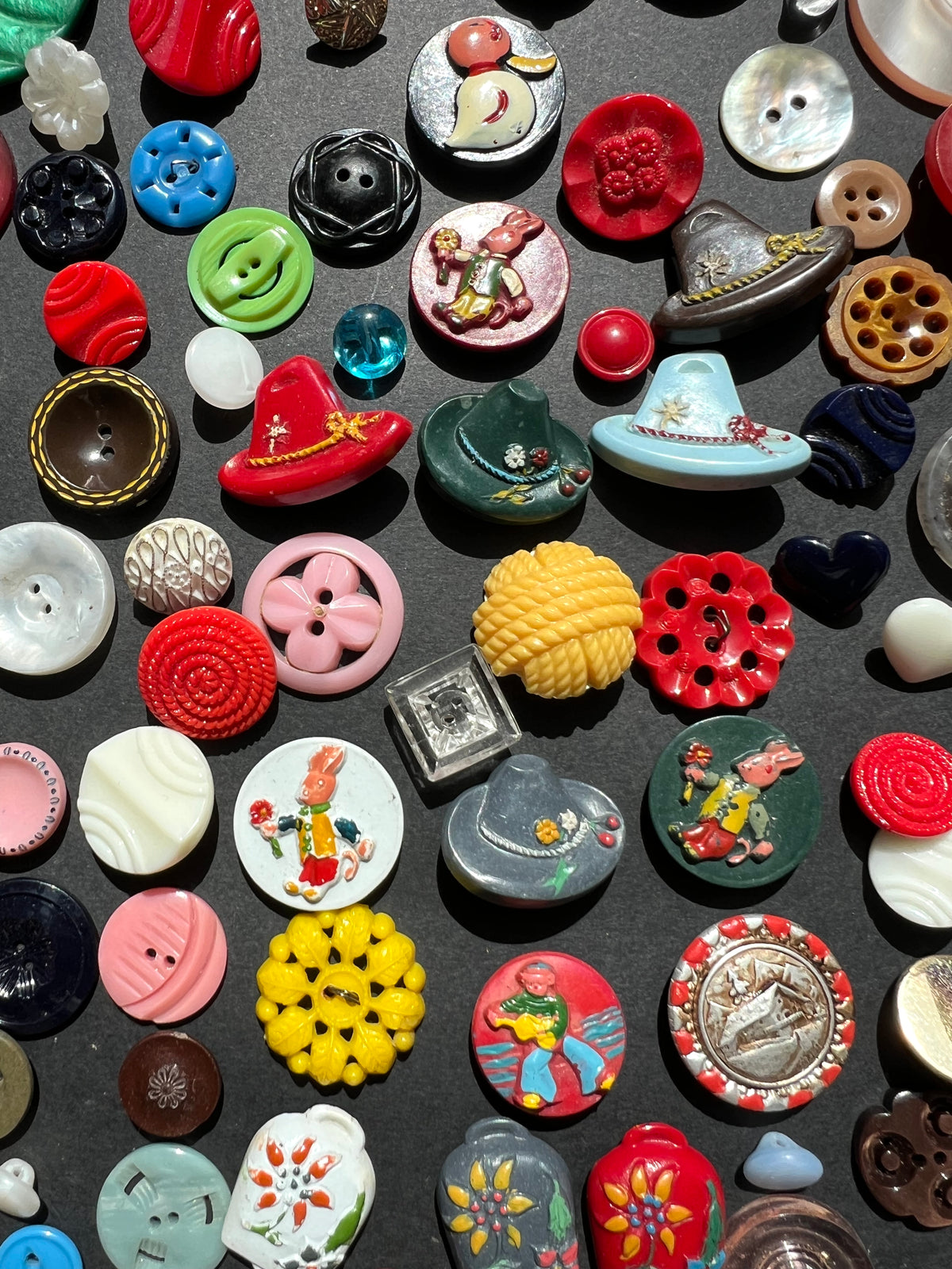 Interesting Job Lot of 100 Different Vintage Buttons