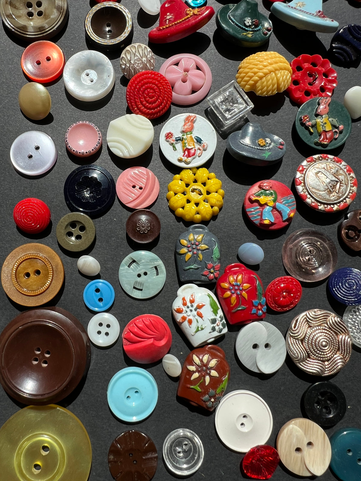 Interesting Job Lot of 100 Different Vintage Buttons