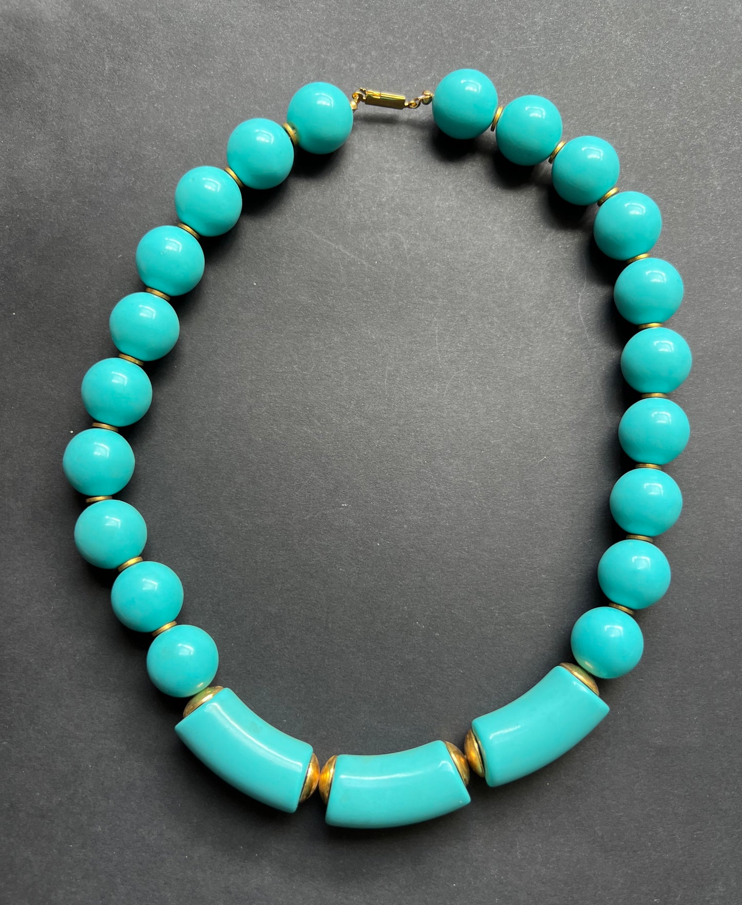 Striking 1970s Turquoise Bead Necklace - 18" long.