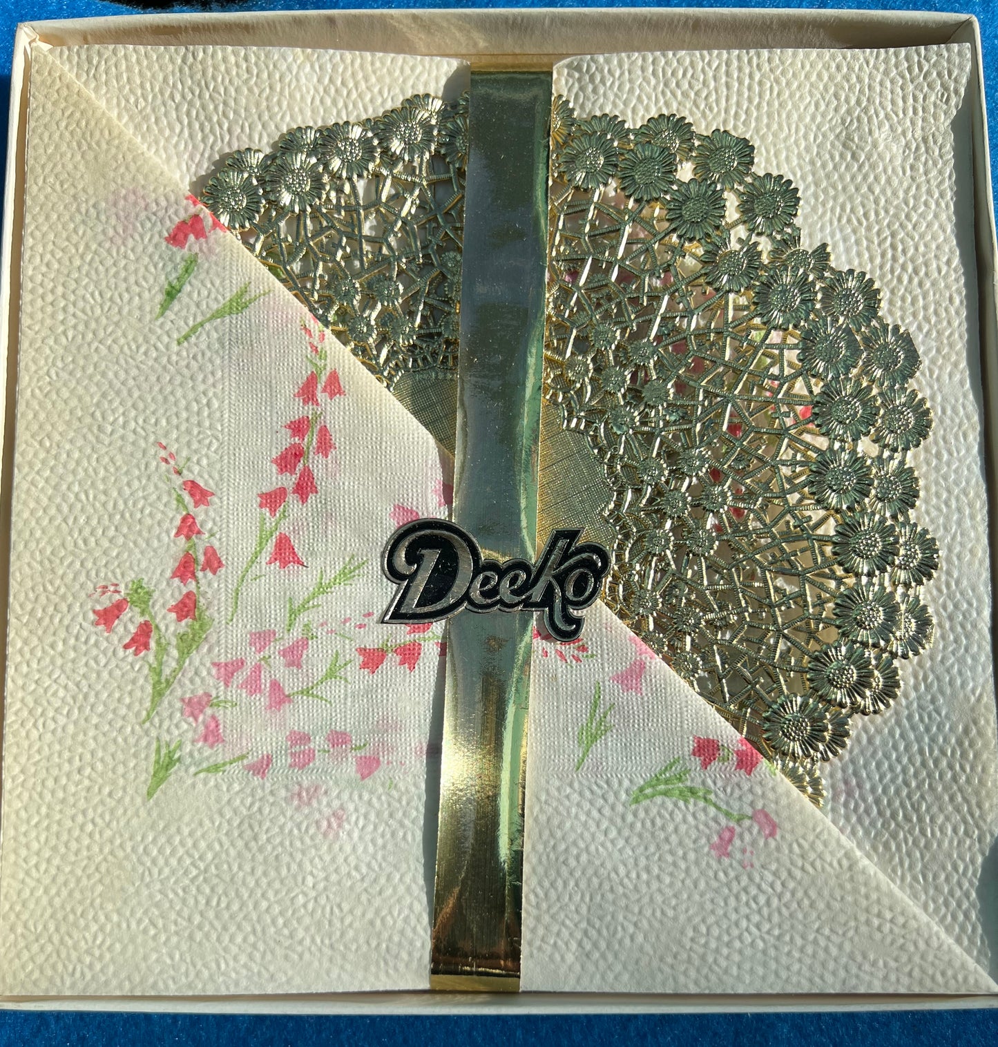 Charmingly Pretty 1930s Box of 24 DEEKO Crepe Paper Serviettes & 3 Gold Doilies.