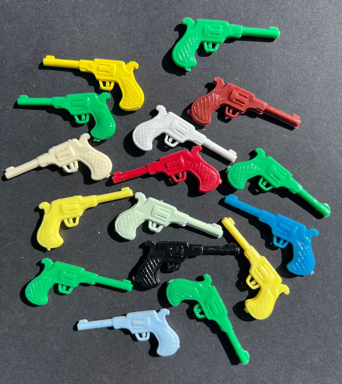 16 Plastic Toy Pistols - 4.8cm long