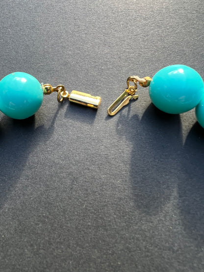 Striking 1970s Turquoise Bead Necklace - 18" long.