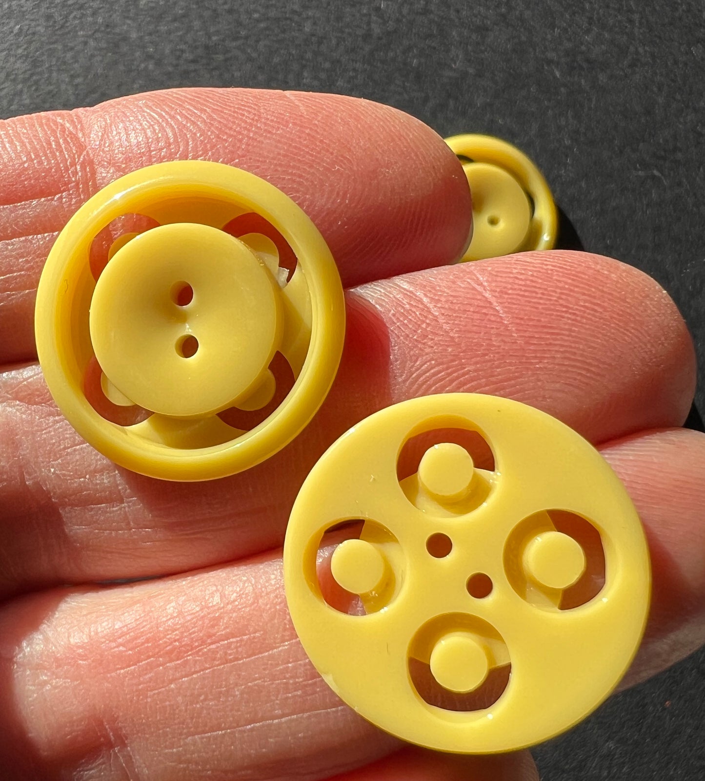 6 Buttercup Yellow Vintage 2cm Buttons