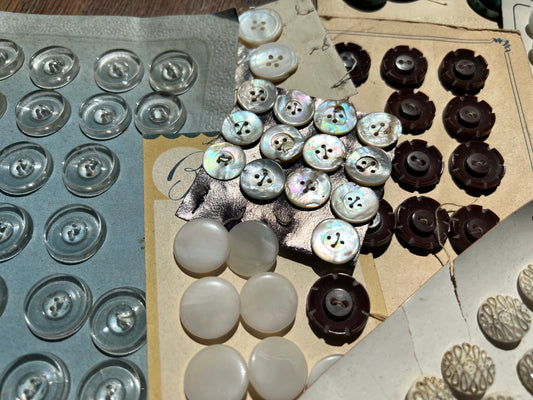 Good Varied Selection of 20 Part Sheets of Glass and Plastic Vintage Buttons (E)