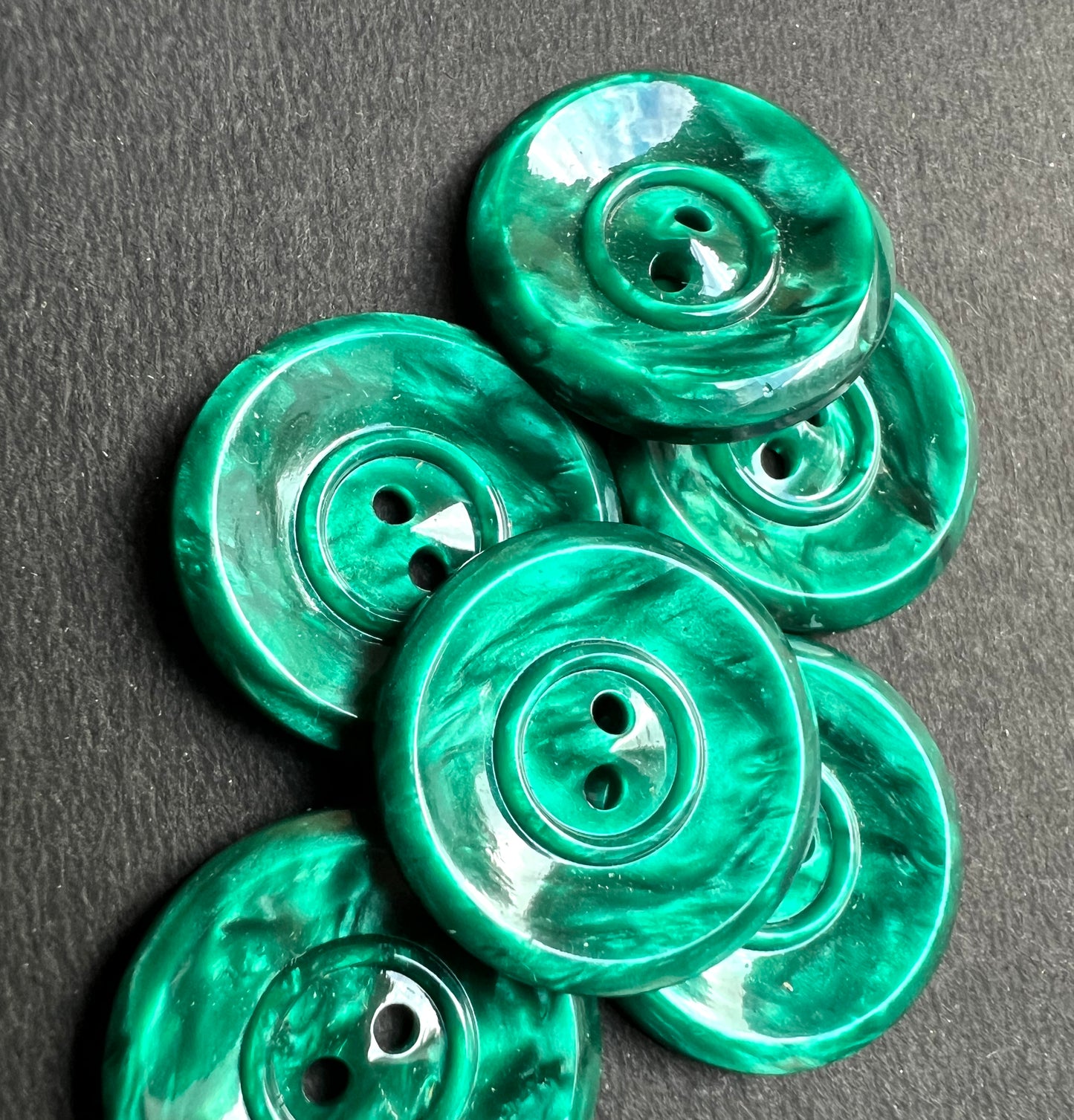 6 Very Shimmery Vintage Sacramento Green 2.2cm Buttons