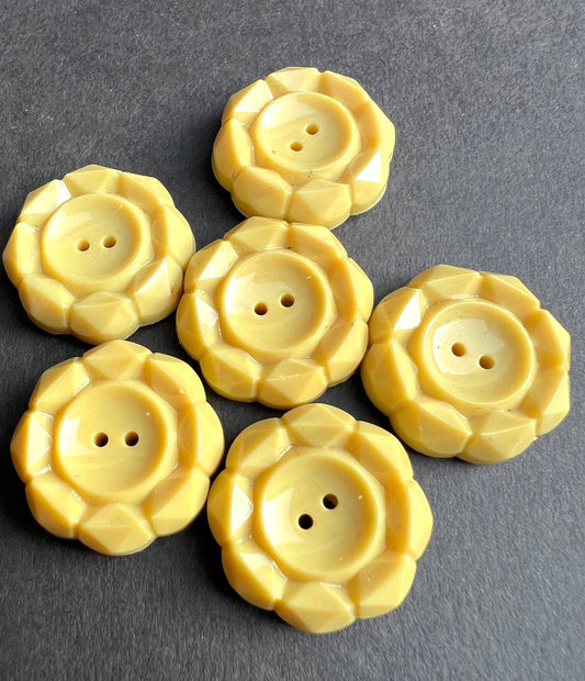 6 or 24 Vintage 2cm Pale Lemon Yellow Buttons