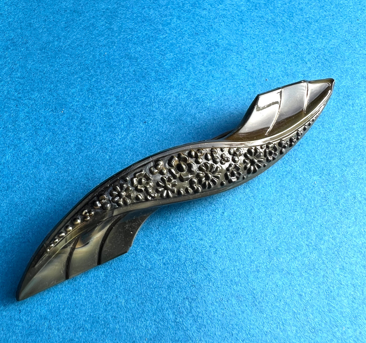 Lively 1930s Deco Pressed Black Glass Floral Brooch