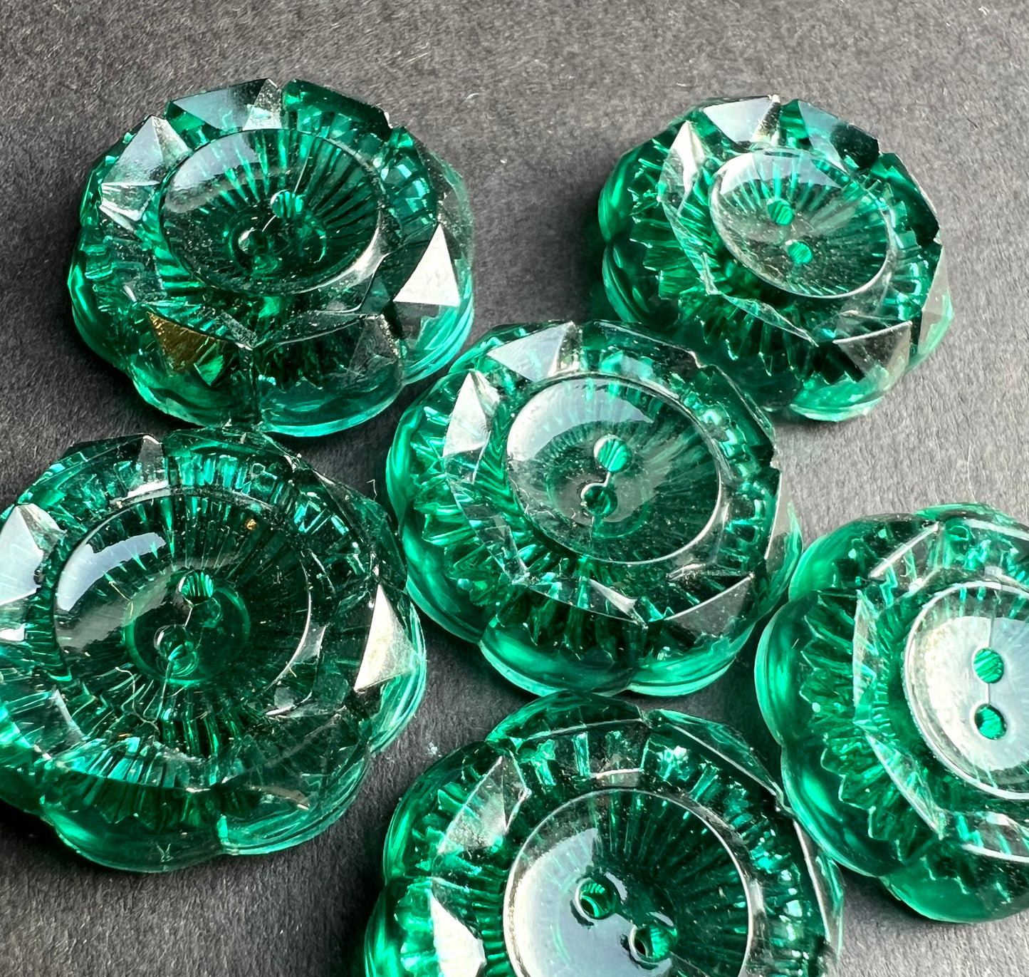 6 Vintage Sparkling 2cm Vibrant Green Buttons