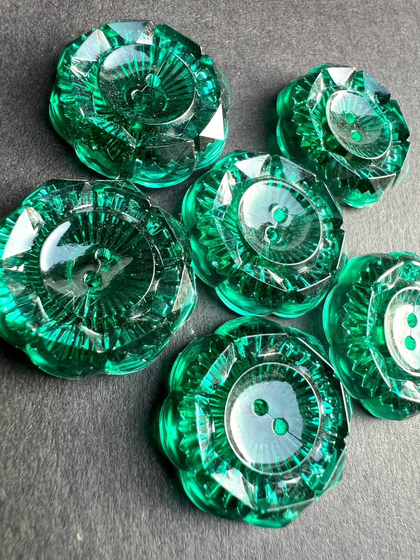 6 Vintage Sparkling 2cm Vibrant Green Buttons