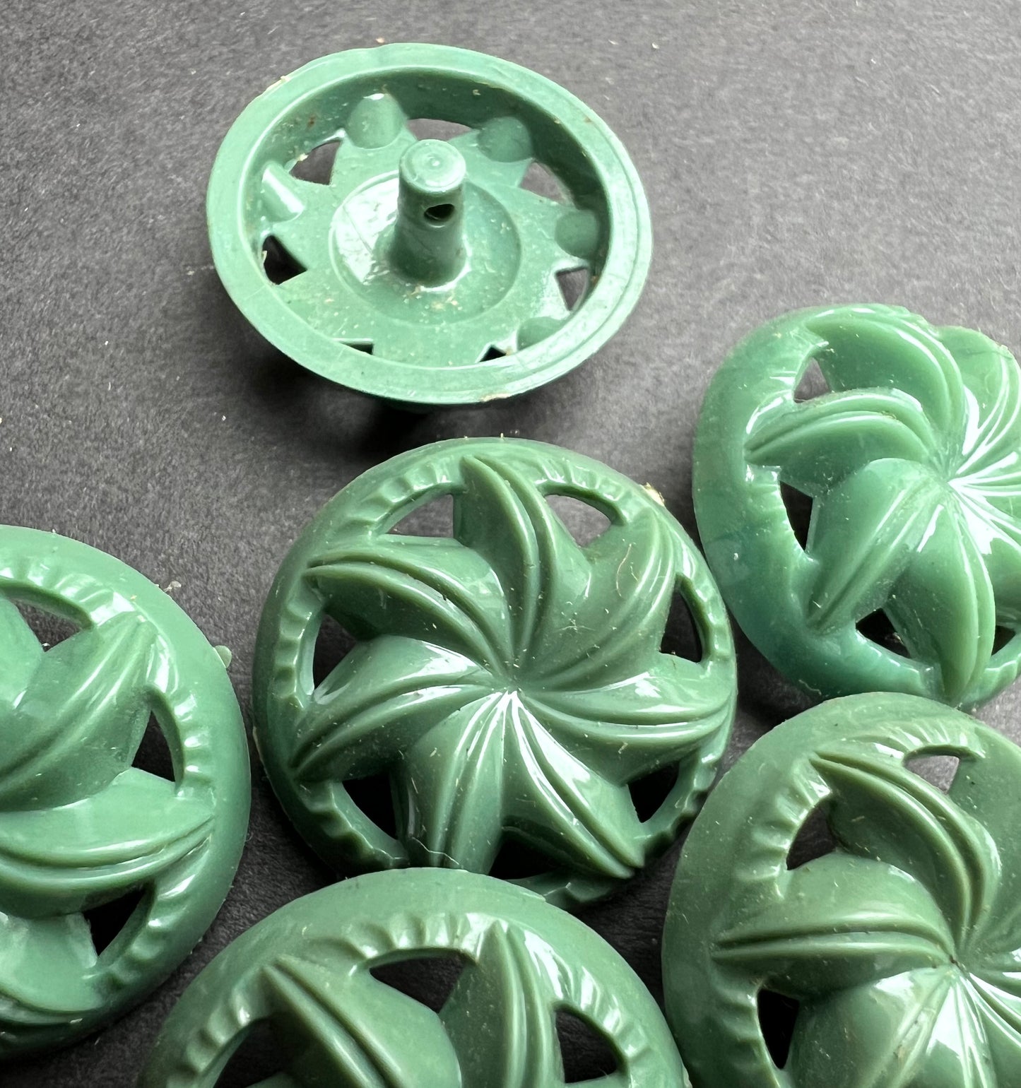 6 Sage Green Vintage SWIRL 2.2cm Buttons