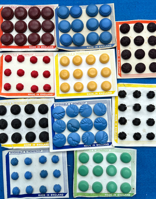 10 Sheets of 1940s Made in England Bakelite and Catalin Buttons (17)