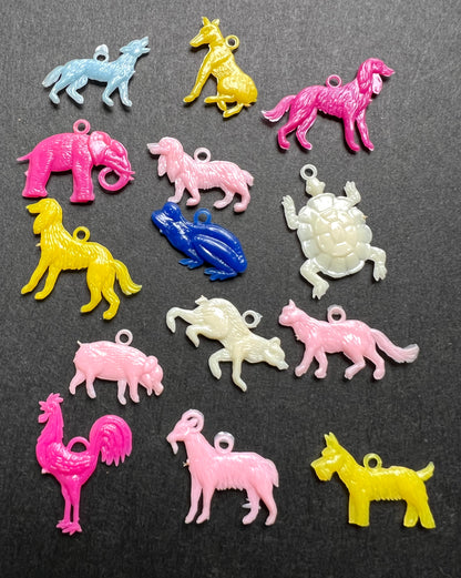 15 Vintage Plastic Animal Charms - Aprox 2cm Tall