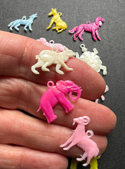 15 Vintage Plastic Animal Charms - Aprox 2cm Tall