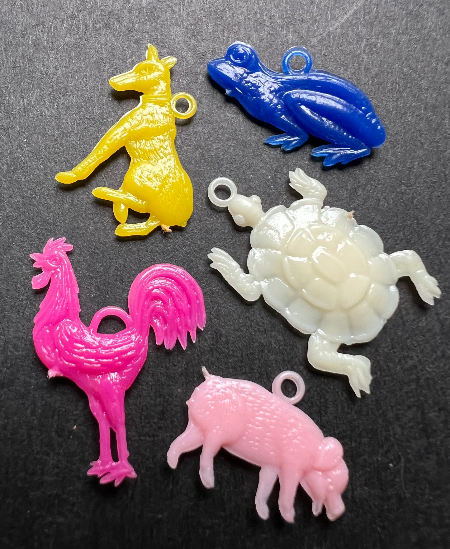 15 Vintage Plastic Animal Charms - Aprox 2cm Tall