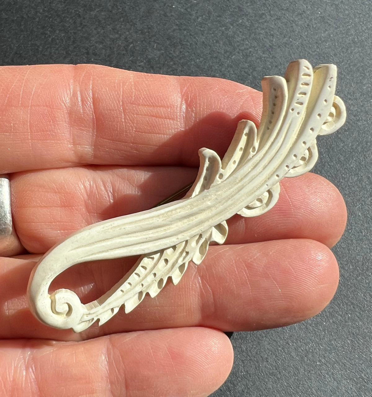 Big 1940s Flourish of a Brooch Early Thermoset Plastic