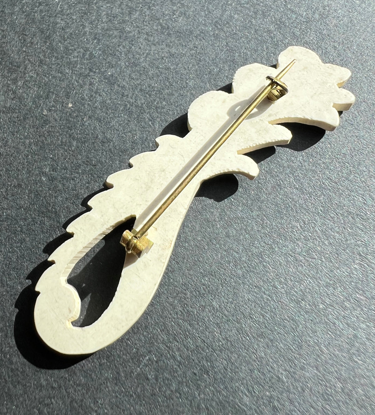 Big 1940s Flourish of a Brooch Early Thermoset Plastic