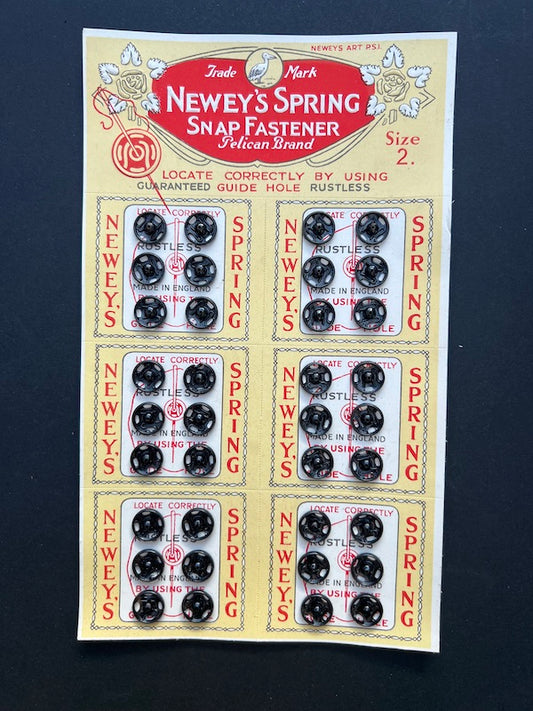 Gorgeous 1940s Display card of 36 size 2 - 1cm Black PRESS STUDS / SNAP FASTENERS