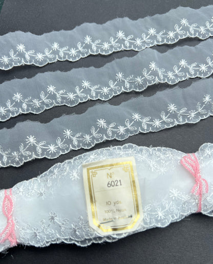 10yds Lovely Vintage Flower Garland Austrian White Trim