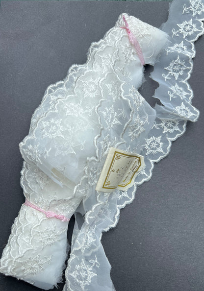 9.5 Yds Snowflake Flower Vintage White Trim MADE IN AUSTRIA 3.5cm wide